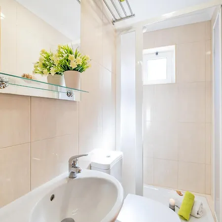 Дом отдыха Townhouse In Albufeira Near Sea Beach Албуфейра